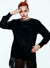 Огненная Саша Пивоварова в фотосессии для «Vogue»