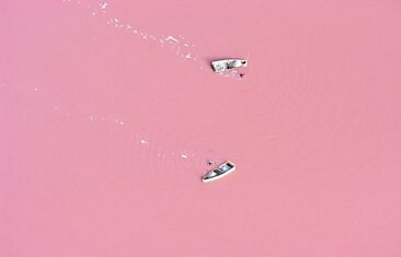 В Сенегале есть озеро ярко-розового цвета.