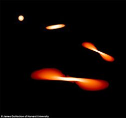 Астрономы наблюдали борьбу звезды со сверхмассивной черной дырой