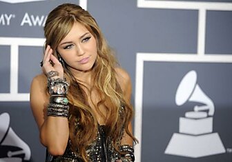 Майли Сайрус (Miley Cyrus) на красной дорожке «Grammy Awards - 2011»
