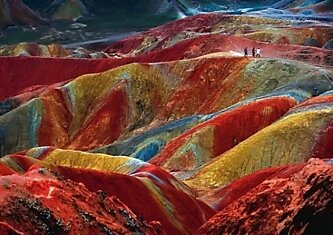 Это уникальное геологическое явление, известное как Danxia landform.