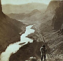 Индеец, рассматривающий трансконтинентальную железную дорогу. 1868г
