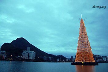  	Плавучая рождественская елка в Рио-де-Жанейро (5 фото)