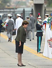 Суровая жизнь президента (4 фото)