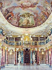Великолепные интерьеры библиотеки аббатства Винблинген в Ульме в стиле рококо, середина XVIII века.