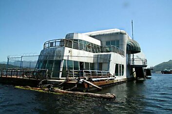 McBarge. Заброшенный МакДональдс на барже, построенный для EXPO 86 (11 фотографий)