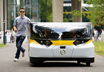 Первый в мире семейный автомобиль на солнечных батареях