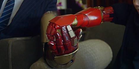 Роберт Дауни младший подарил семилетнему мальчику бионический протез, стилизованный под руку «Железного Человека»