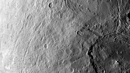 Зонд Dawn сделал снимки белых пятен на Церере с расстояния в 4,4 тысячи км