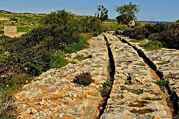 Мальта. Древние каналы или колеи?
