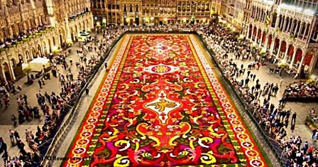 20 лет площадь в Брюсселе украшают ковром из живых цветов. И это выглядит фантастически