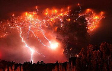 Молнии освещают извержение вулкана Пуйеуэ, Чили.
