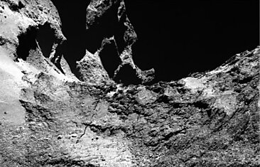 Rosetta нашла 120 скоплений водяного льда на поверхности кометы Чурюмова-Герасименко