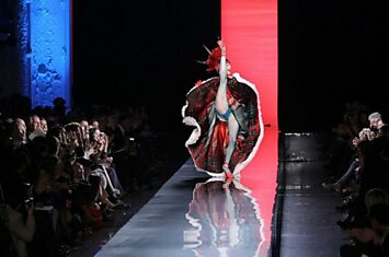 Жан Поль Готье (Jean Paul Gaultier) устроил панк-показ высокой моды в Париже