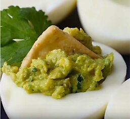 Guacamole Deviled Eggs. Фаршированные яйца гуакамоле