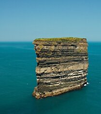 Скала Dan Bristy высотой в 50 метров находится в 80 метрах от берега на берегу Атлантики в Ирландии.