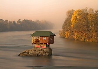 Дом на середине реки Дрины неподалеку от города Байина-Башта, Сербия.