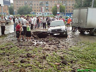 Прорыв в Омске (4 фотографии + видео)