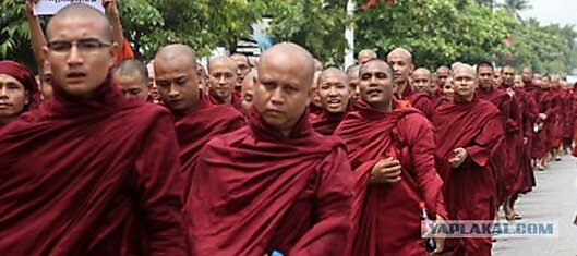 Буддийские монахи громят мечети