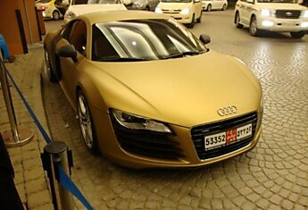 Золотая Audi R8