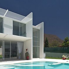 Двухэтажная семейная резиденция у водоема в Мексике.