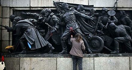В Болгарии памятник воинам-освободителям раскрасили в героев комиксов