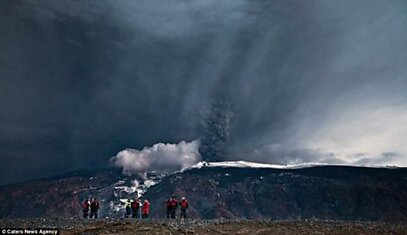 Вулкан на расстоянии руки (11 фотографий)