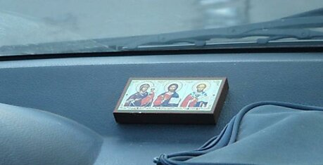Вешать иконы в машине — это не по-христиански! Ошибка, о которой многие водители не догадываются…