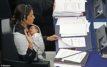 Госпожа Licia Ronzulli, 35-летний представитель в парламенте ЕС из Италии