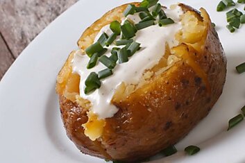 Тысяча первая вариация на тему «Сытный ужин из картофеля», достаем из холодильника кусочек сала