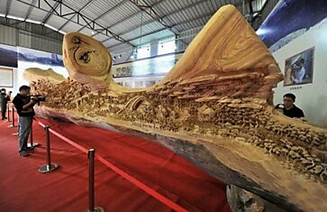 Китайский скульптор вырезал 12-метровую деревянную скульптуру-рекордсмена Книги Гиннесса