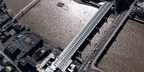В Лондоне закончили строительства самого большого в мире моста с солнечными панелями