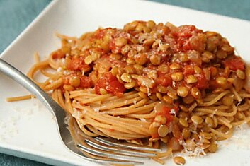 Спагетти с острым соусом из чечевицы — веганский рецепт