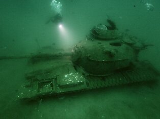 Затопленный танк.