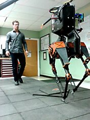 Пинок в будущее — двуногий робот шагает и не падает