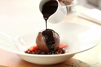 Шоколадный шар с десертом внутри