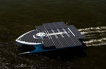 Крупнейшая в мире лодка на солнечной энергии закончила кругосветку