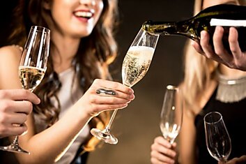 Нервные женщины должны пить шампанское ежедневно! 3 научных аргумента ЗА!