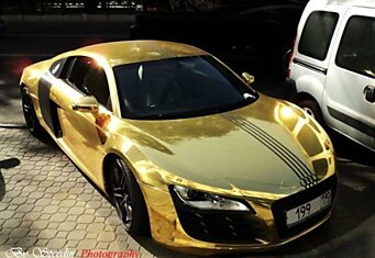 Золотая Audi R8 в Москве