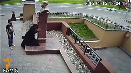 Российский поп целует статую Сталина. Теперь вы видели все