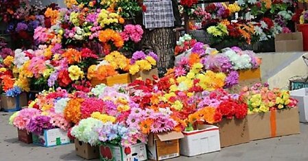 Почему не стоит тащить пластиковые цветы в кладбищенские дали