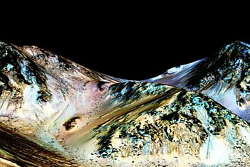 Учёные объявили о недвусмысленных доказательствах наличия на Марсе жидкой воды