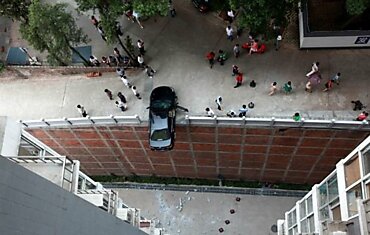 Машина повисла на краю парковки в китайском городе Чангша