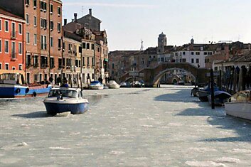 В Венеции из-за небывалых для региона холодов замерзли каналы.