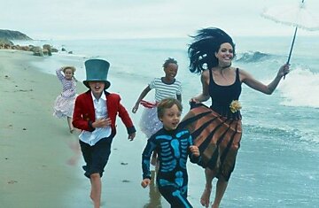 Анджелина Джоли вместе с детьми и Брэдом Питтом в безумно красивой фотосессии для Vogue
