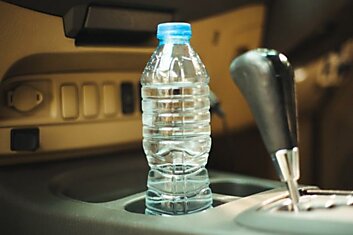 Почему пожарные просят не оставлять пластиковые бутылки в машине