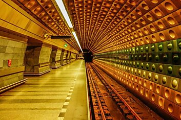 Мир симметричного метро Энига Хуэя
