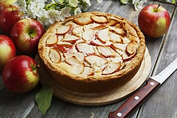 Как приготовить шарлотку с фаршированными яблоками