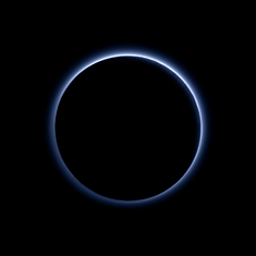 На Плутоне обнаружили водяной лед и голубое «небо»