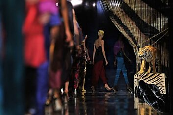 Показ Louis Vuitton на неделе моды в Париже (Paris Fashion Week)